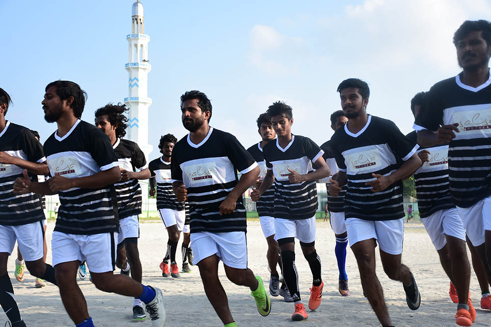 ފޮޓޯ: އޭދަފުށީ ފުޓްބޯޅަ ޓީމުގެ ޕްރެކްޓިސް ފެށުން