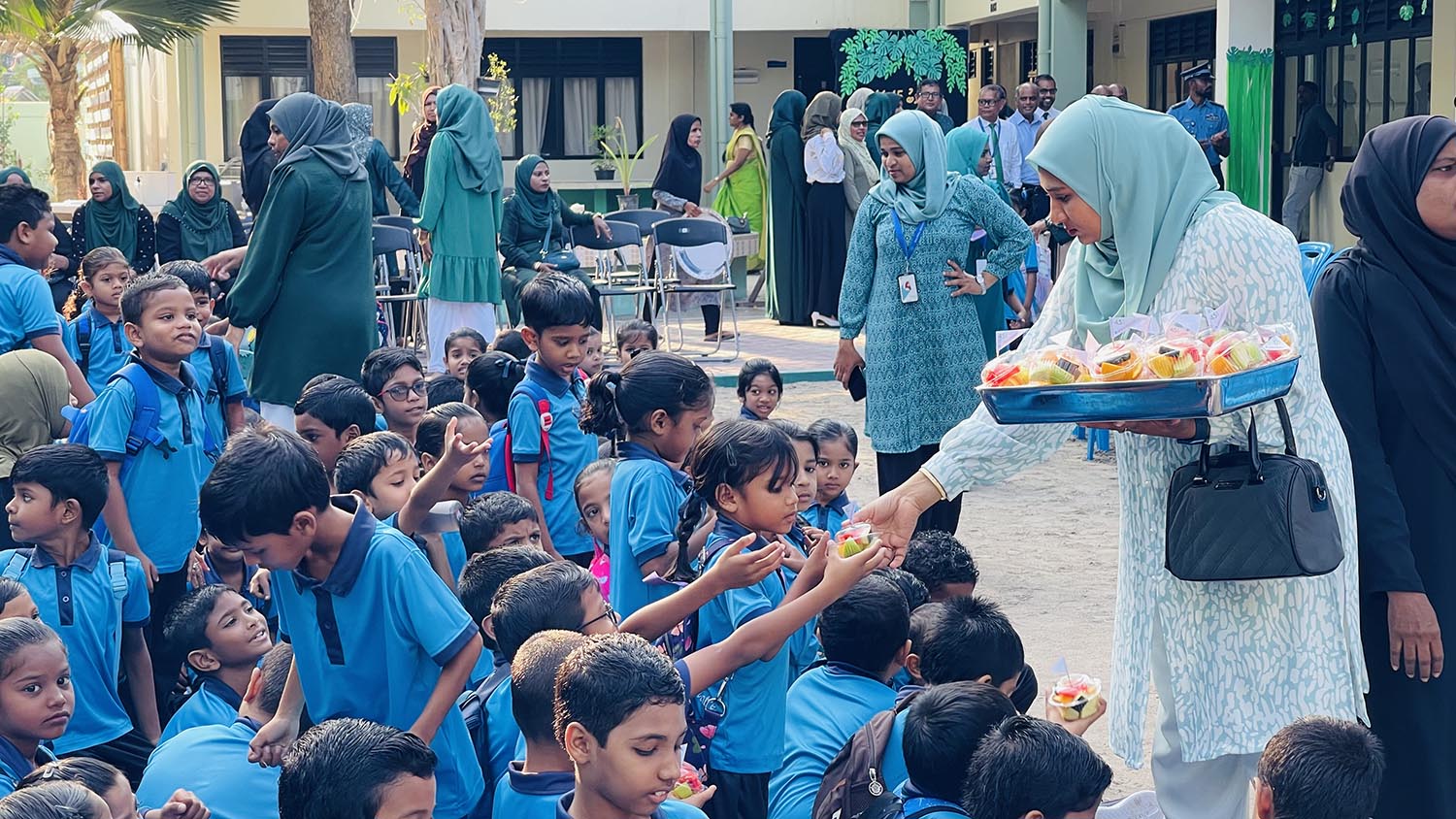 ހުކުރު ދުވަސްތަކުގަ އާއި ޓާމް ޗުއްޓީތަކުގައި ޓީޗަރުން ސްކޫލްތަކަށް ނުނެރެން އަންގައިފި
