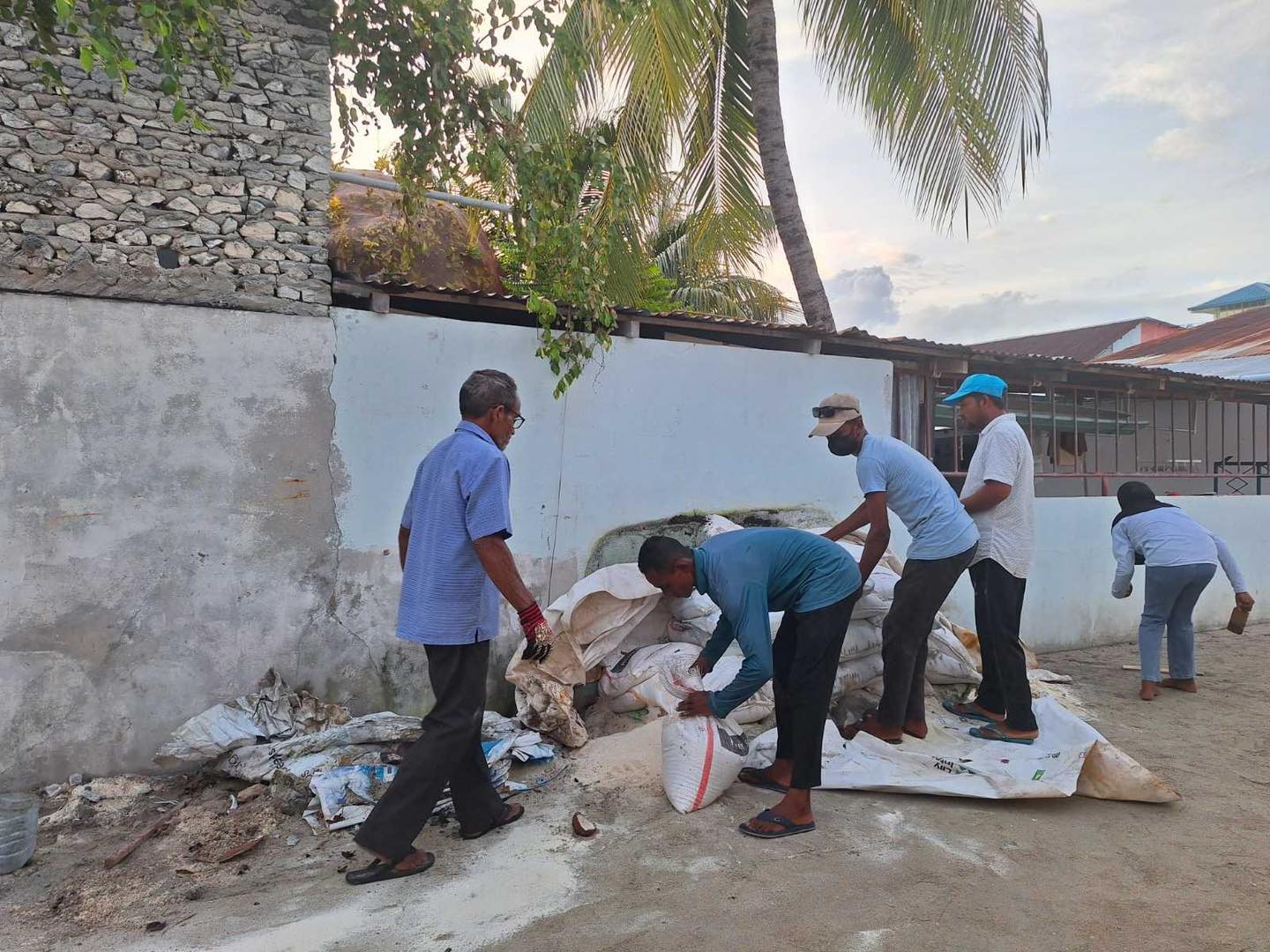 އޭދަފުށީ މަގުތަކުގައި ބަހައްޓާފައިހުރި ގިނަ އަދަދެއްގެ ތަކެތި ނަގައިފި