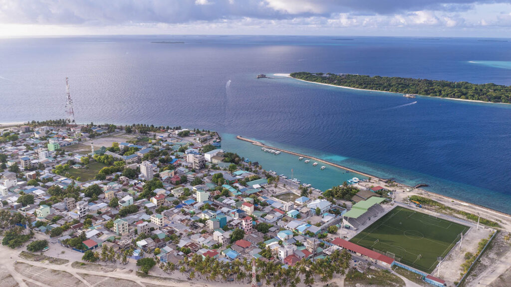 ޔުނިވަސިޓީ ކެމްޕަހަކާއި ތެޔޮ ވިއްކާތަނެއް ހަދަން އޭދަފުށިން 2 ބިމެއް!