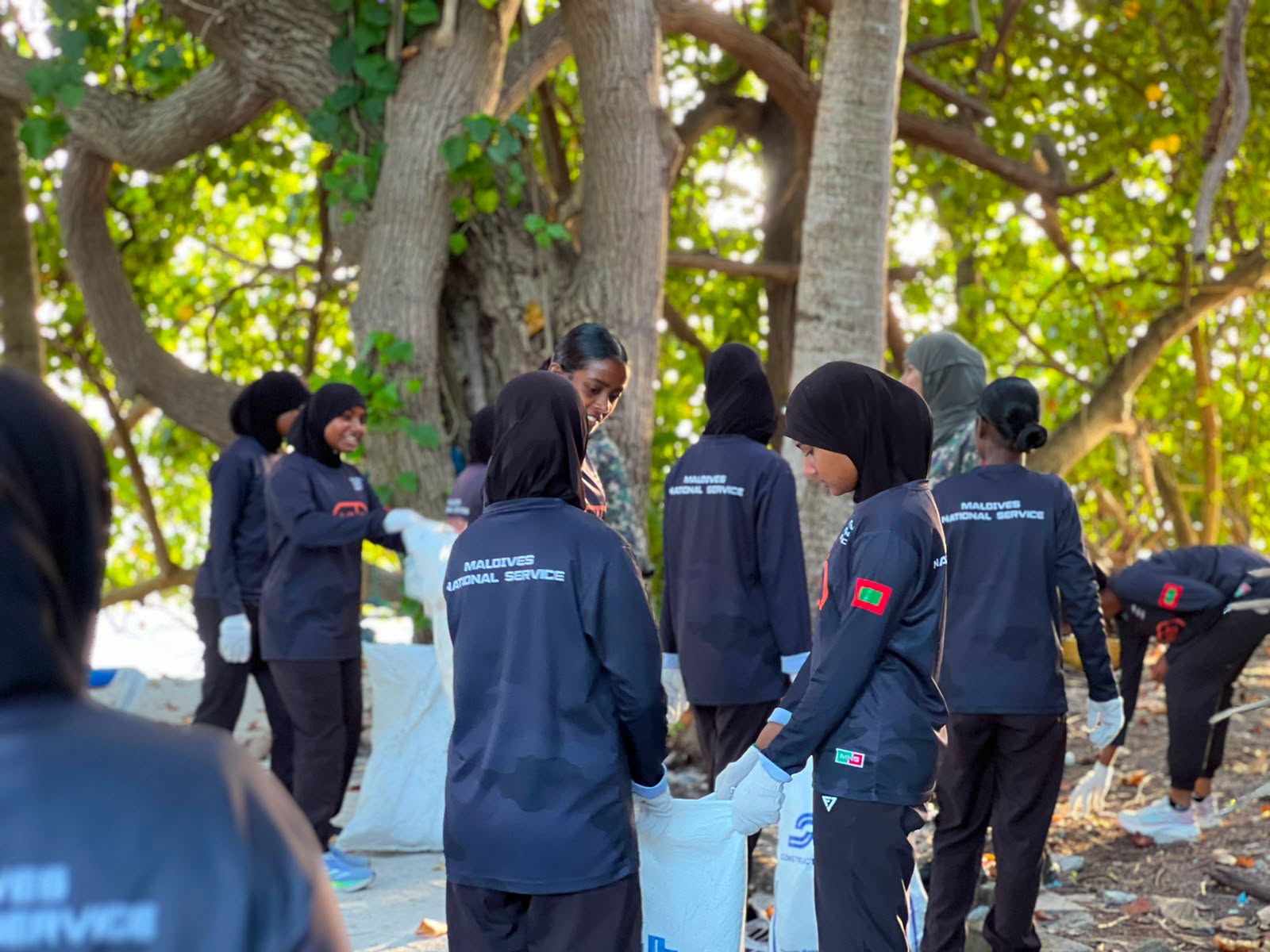 ކިހާދޫ ސާފުކުރުމުގެ ހަރަކާތުގައި ދިވެހި ވަޠަނީ ޚިދުމަތުގެ ދަރިވަރުން ބައިވެރިވެއްޖެ